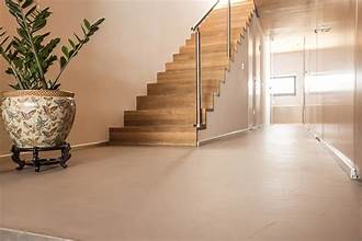 Moderne Holztreppe mit heller Raumwirkung